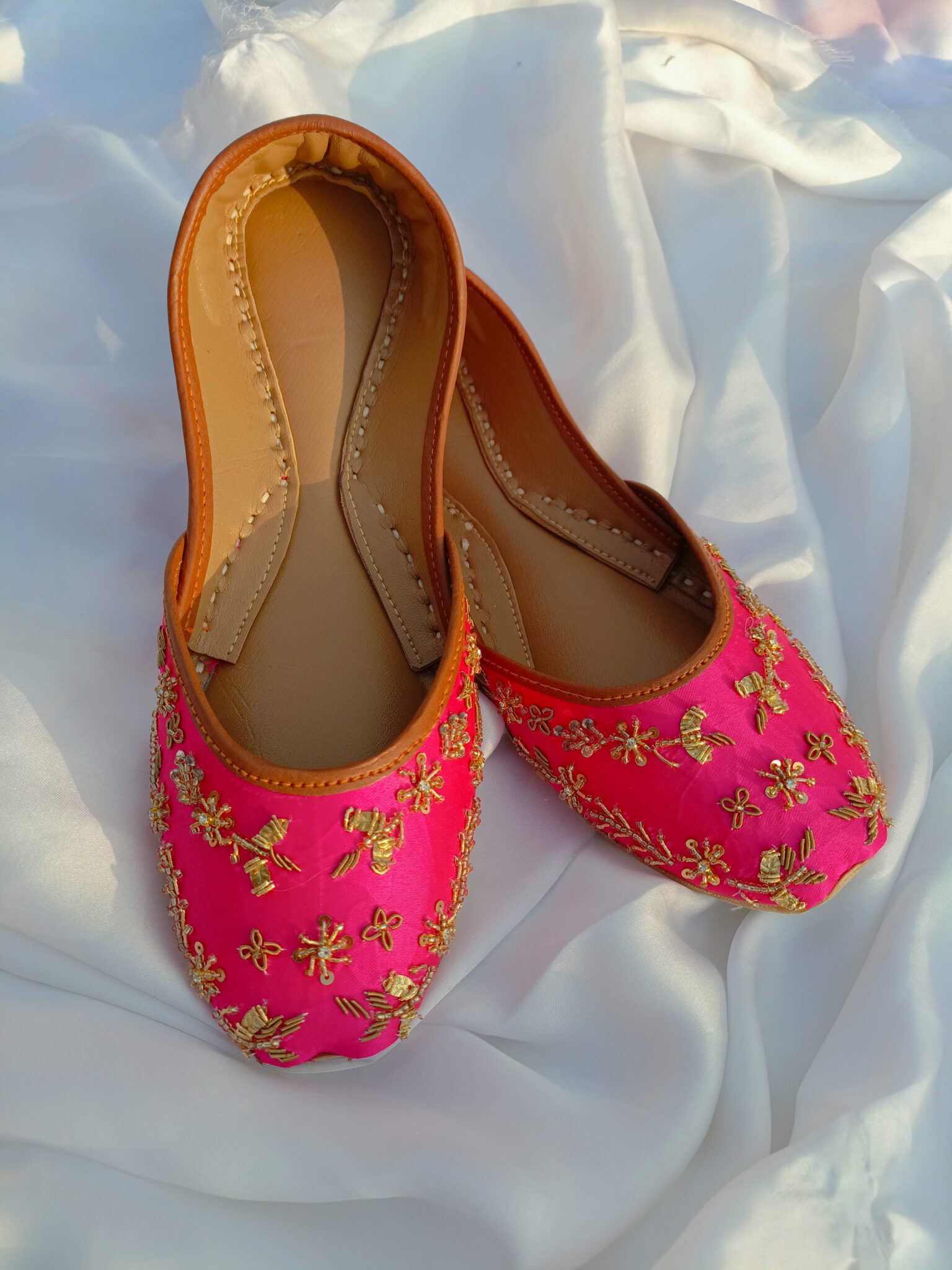 pink-khussa-gold-zari-embroidery-women-pakistan.jpg Pink khussa with gold zari embroidery for women in Pakistan